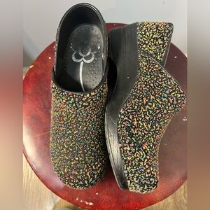 Sanita Textured Multicolor super cool clogs women’s size 38 /7-7 1/2✨✨✨T(28)
